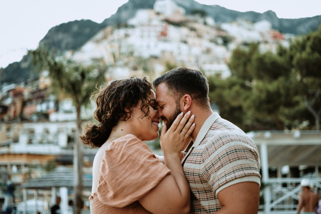 engagement photoshoot inspiration in italy at spiaggia positano