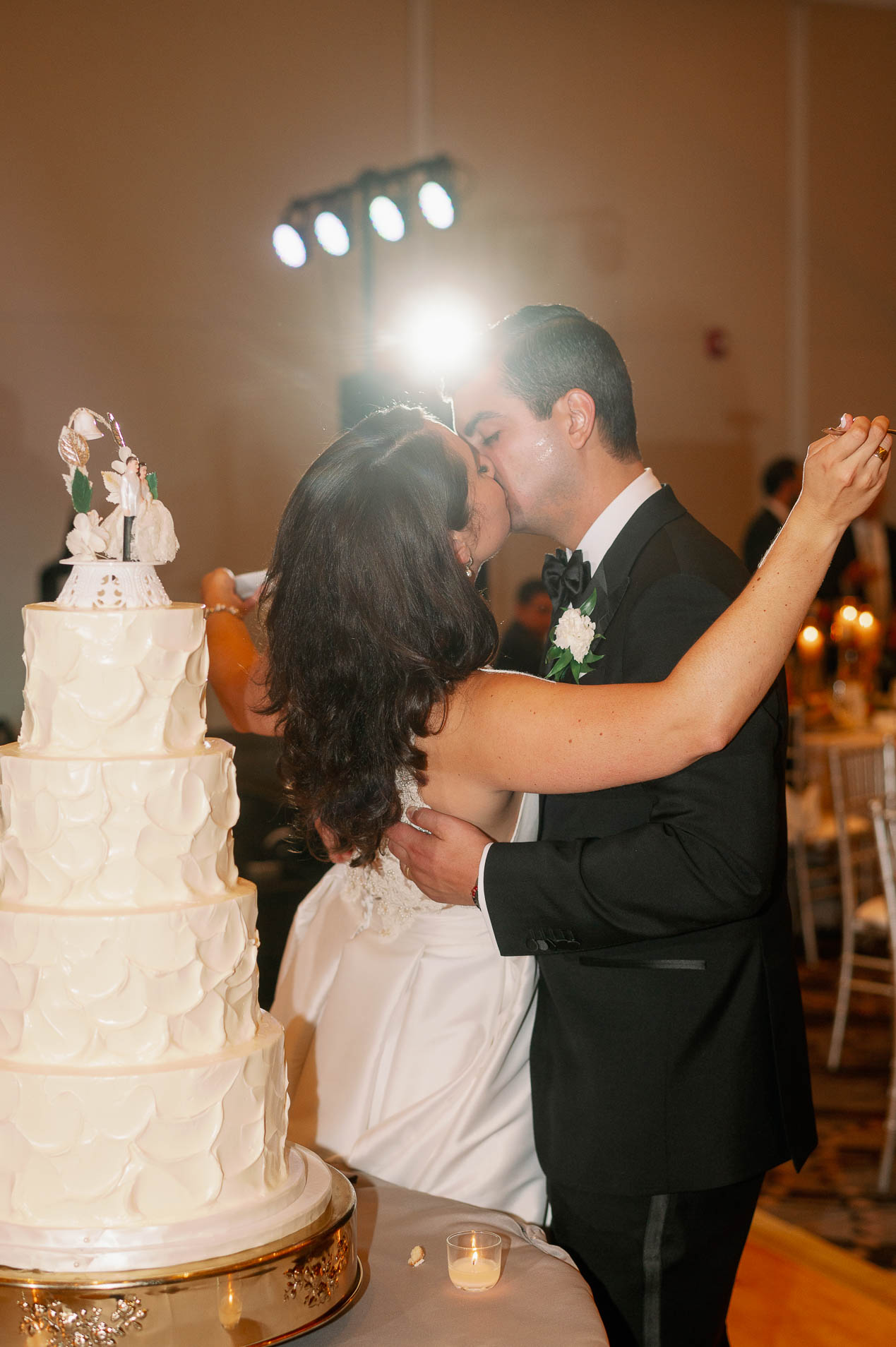a couple cutting their wedding cake at london house chicago
