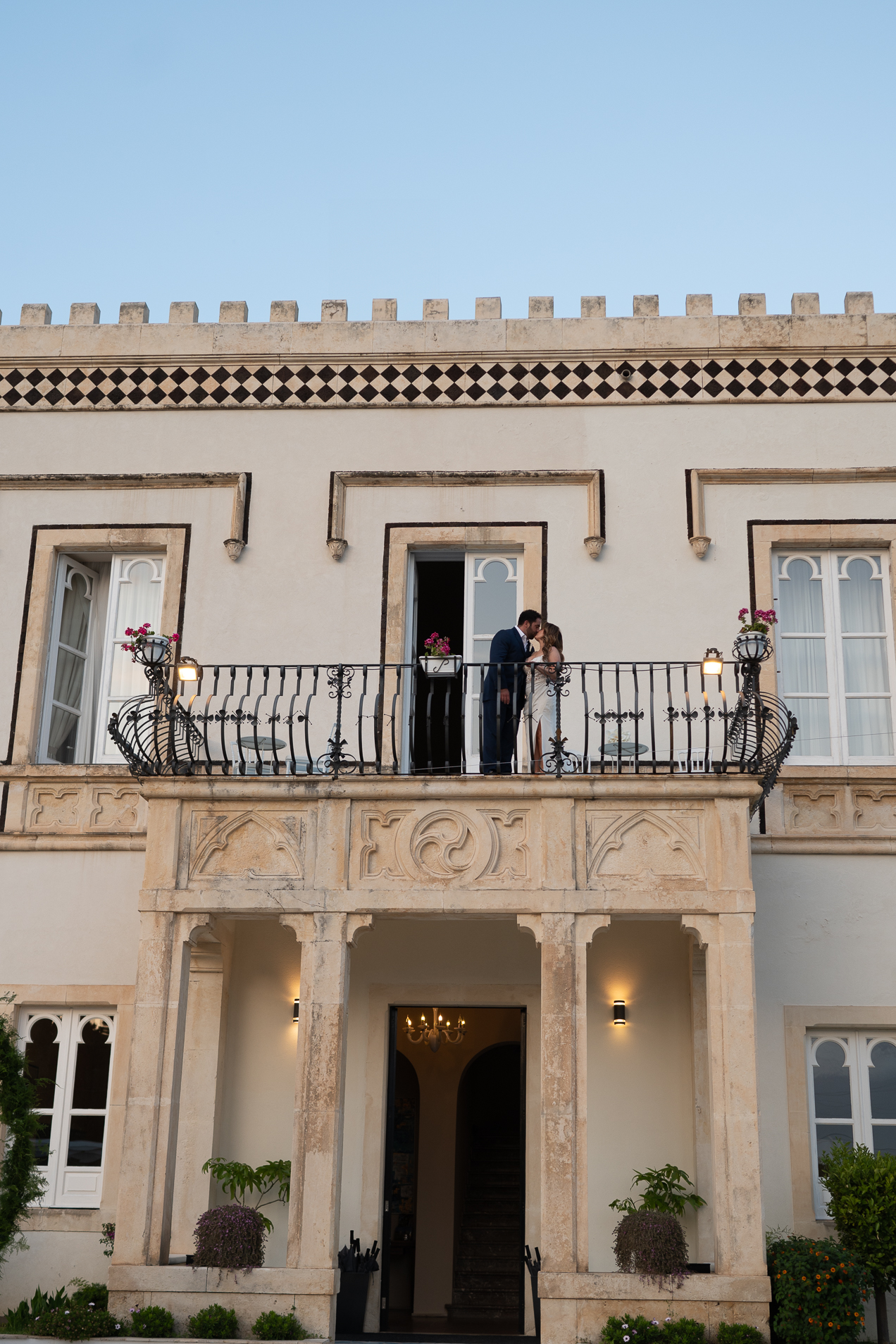 couple kissing at villa mon repos