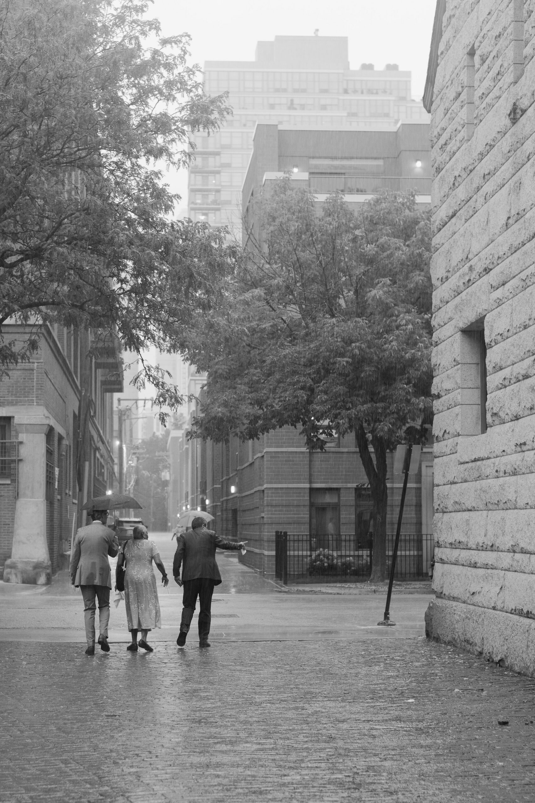 rainy day luxury wedding photos taken in chicago, illinois during a summer storm